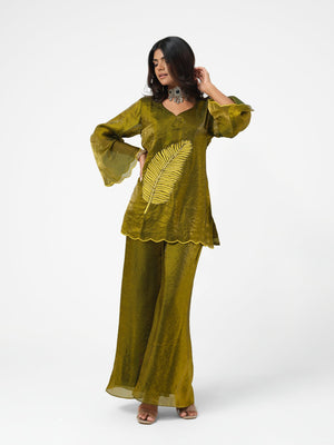 This elegant kurta features delicately hand-painted leaf motifs that celebrate the beauty of nature. Inspired by the vibrant hues of a botanical garden, it blends artistic expression with refined craftsmanship, creating a timeless and distinctive look.