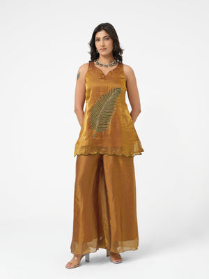 This elegant kurta features delicately hand-painted leaf motifs that celebrate the beauty of nature. Inspired by the vibrant hues of a botanical garden, it blends artistic expression with refined craftsmanship, creating a timeless and distinctive look.